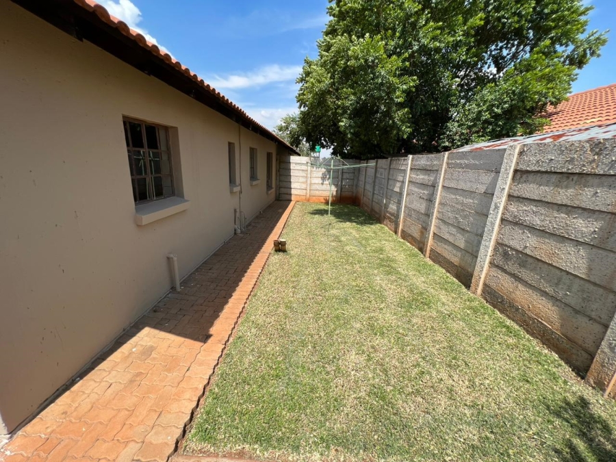 To Let 2 Bedroom Property for Rent in Melodie North West